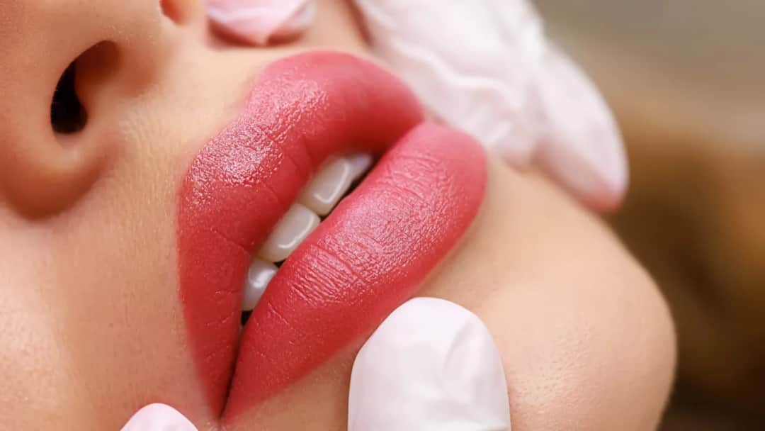 Jak pielęgnować usta po kwasie hialuronowym? Poradnik eksperta.
