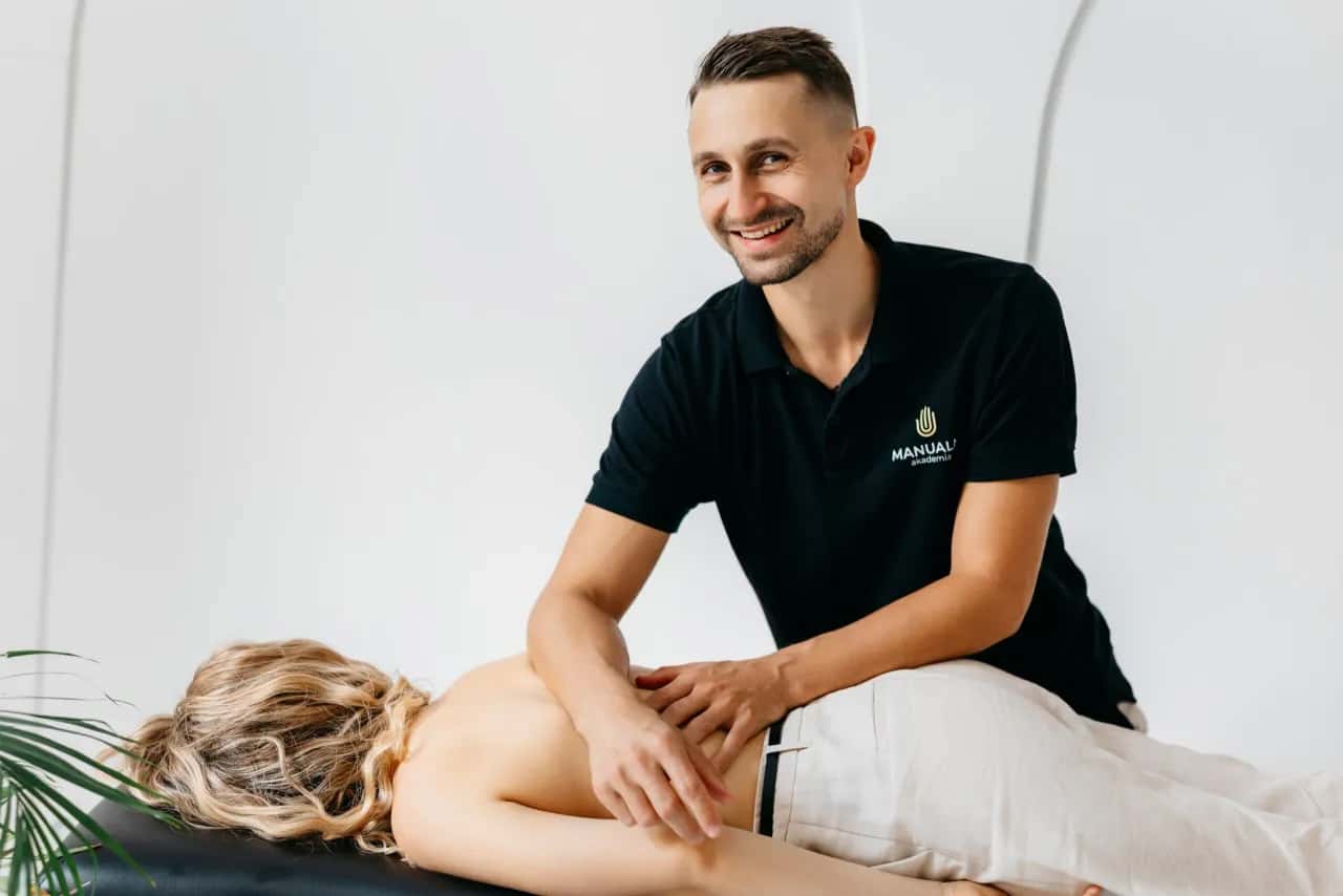Ile kosztuje kurs masażu? Poznaj ceny, dofinansowanie i wybierz mądrze.