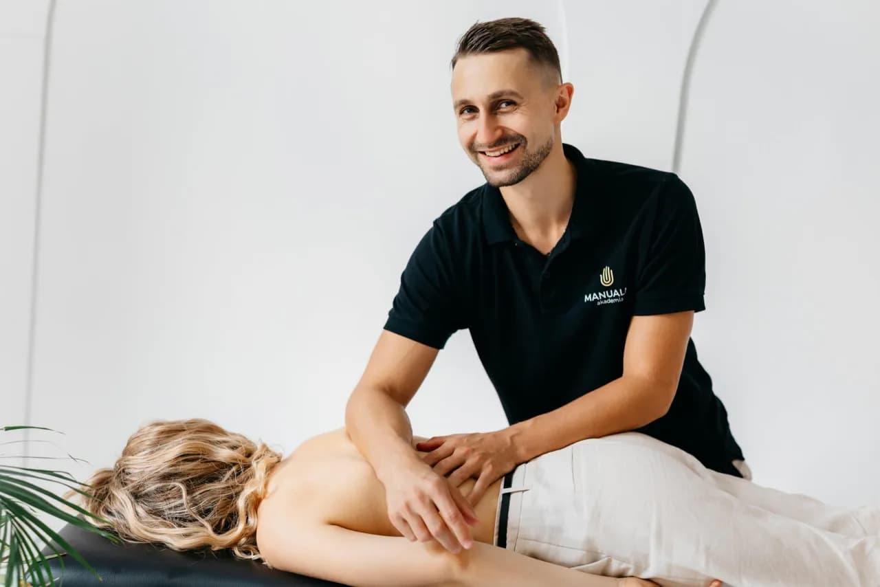 Ile kosztuje kurs masażu? Poznaj ceny, dofinansowanie i wybierz mądrze.
